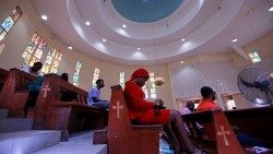Chrétiens nigérians en prière dans une église