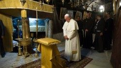 Papa Francisc în vizită la Grota Nașterii Domnului din Betleem (fotografie din arhivă: 25.05.2014)