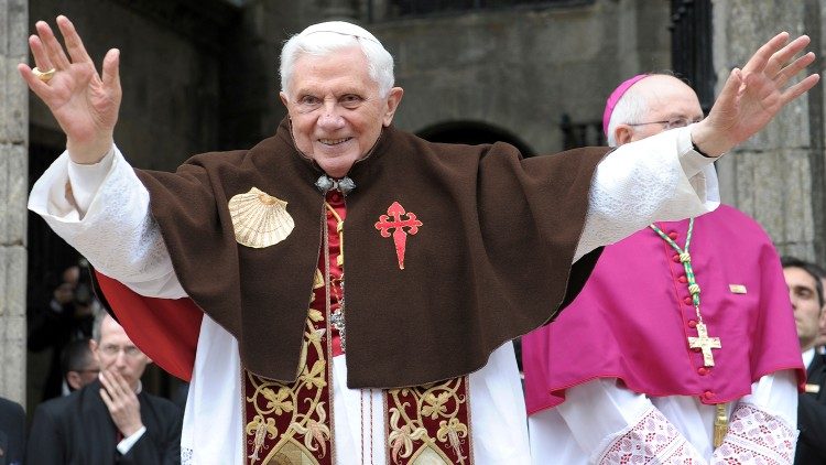 Benedicto XVI saluda a los fieles reunidos en el sagrado de la Catedral de Santiago de Compostela, España, vistiendo el manto del peregrino compostelano. (Noviembre 2010)