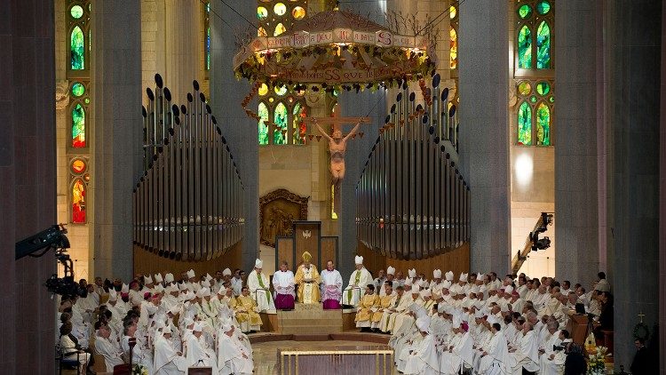 Benedicto XVI preside el acto de consagración de la basílica de la Sagrada Familia, obra insigne del artista español, Antonio Gaudí, en noviembre de 2010.