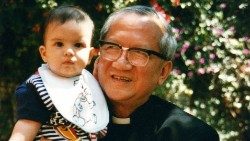 Le cardinal François-Xavier Nguyên Van Thuân avec un enfant