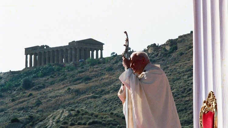 Ján Pavol II. vo Valle dei Tempi v sicílskom Agrigente v roku 1993