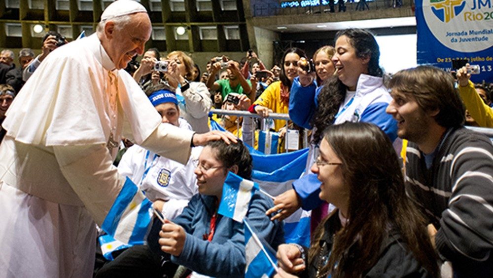 El Papa Francisco junto a jóvenes argentinos en la JMJ 2013 en Río de Janeiro