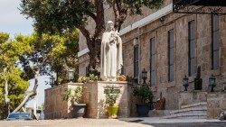 Statue de la Vierge devant le monastère Stella Maris de Haïfa en Israël. 