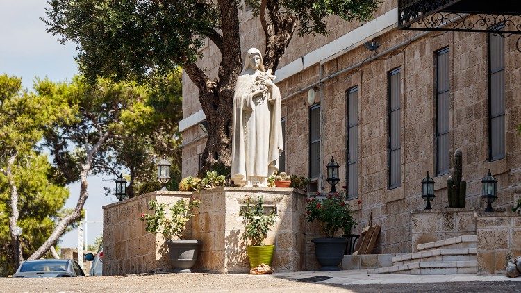 Statue de la Vierge devant le monastère Stella Maris de Haïfa en Israël. 