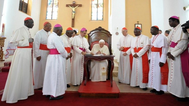 Benoit XVI signant Africae Munus le 19 novembre 2011 dans la Basilique de Ouidah