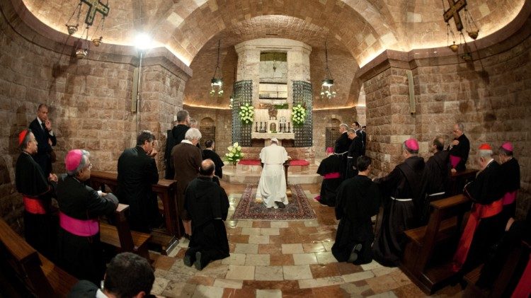 Il Papa in preghiera alla tomba di San Francesco nel 2020