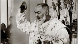 Pio atya szentmise bemutatása közben