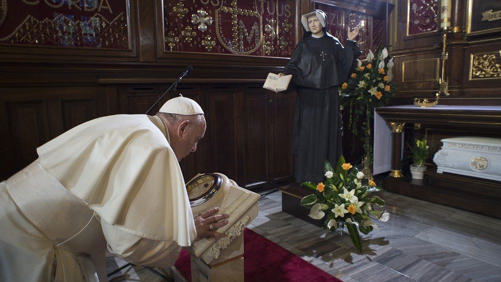 El Papa Francisco reza en la capilla de la Santa Faustina Kowalska, en el Santuario de la Divina Misericordia, Polonia.