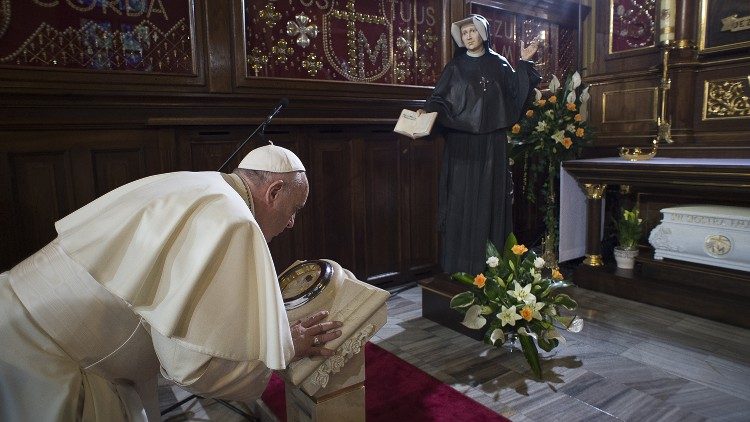 Papa Francesco prega davanti la Cappella Santa Faustina Kowalska, Santuario della Divina Misericordia - 2020 