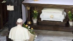 Papa Francesko lutet para Kapelës së Shën Faustina Kowalskas