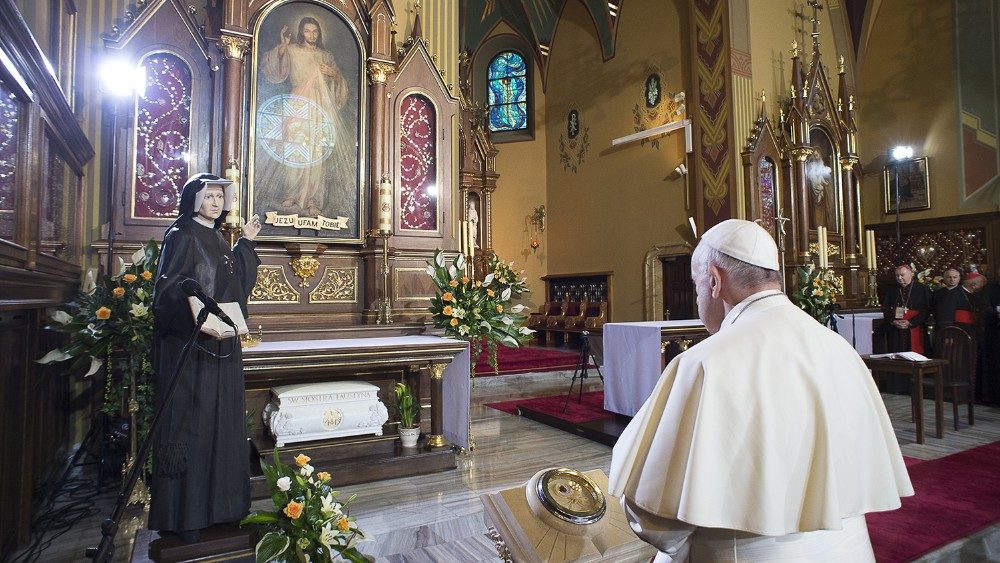 Pápež František v Krakove-Lagiewnikoch v kaplnke Božieho milosrdenstva s pozostatkami sv. Faustíny  (30. júla 2016)