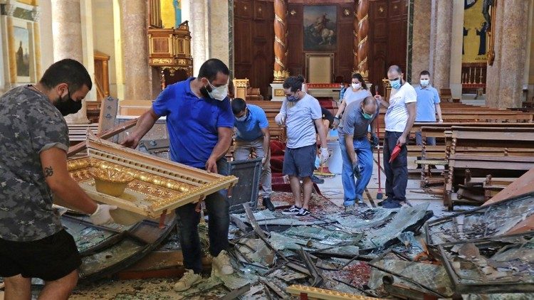 Travaux de déblaiement dans la cathédrale maronite Saint-Georges, endommagée par l'explosion du 4 août 2020 à Beyrouth.