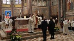 La Messa di beatificazione di Carlo Acutis, Assisi 10.10.2020, ai piedi dell'altare i suoi genitori Antonia e Andrea
