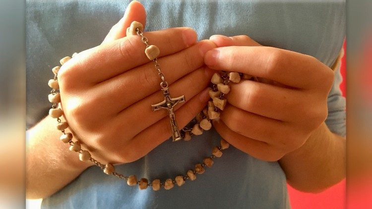 A child praying the Rosary
