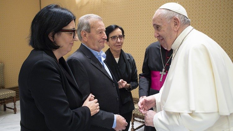 Papa Francesco e i famigliari di don Roberto Malgesini, al centro il papà Bruno scomparso qualche giorno fa