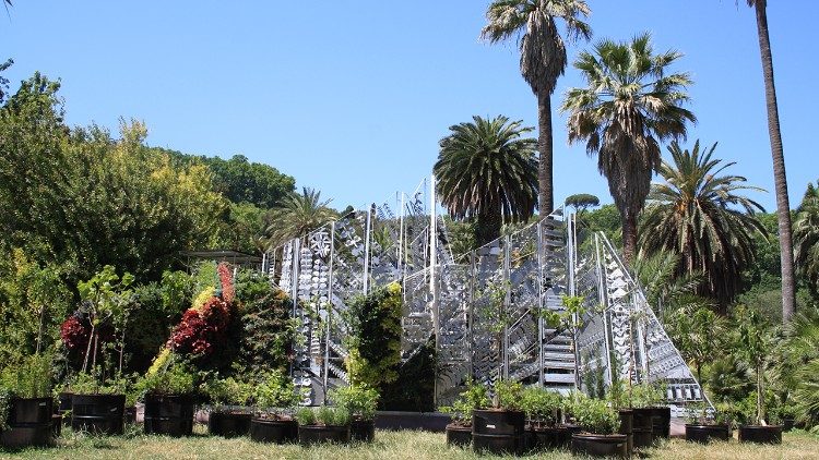 Escenificación de la Living Chapel en el Jardín Botánico de Roma