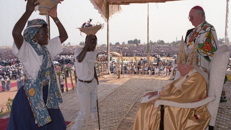 São João Paulo II em Angola, em 1992