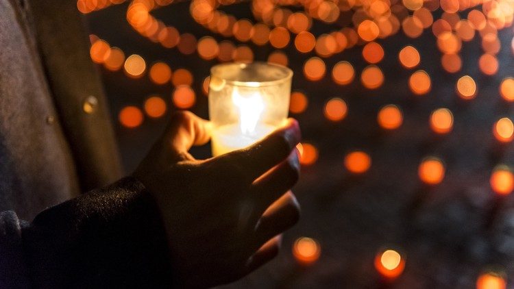 2020.10.23 candele preghiera Nacht der Tausend Lichter (c) Vanessa Rachlé