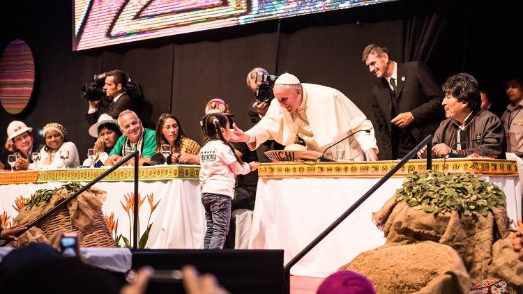 Papa Francisco participando do Encontro dos Movimentos Populares em Santa Cruz de la Sierra na Bolívia em 2015 