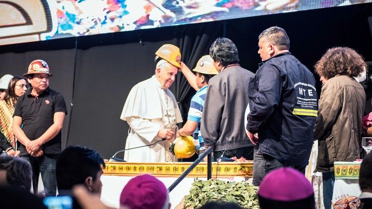 Папа Франциск з представниками народних рухів під час візиту до Болівії в липні 2015 року