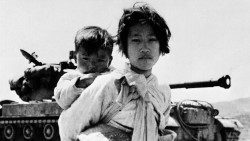 Ragazzina con il fratello sulle spalle in Corea nel 1951 