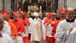 La procession des cardinaux avec le Pape François lors du consistoire du 5 octobre 2019.
