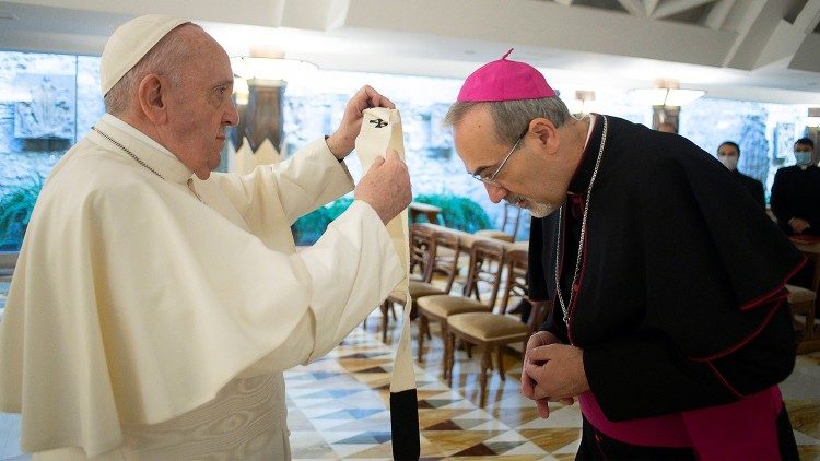 Papa Francisco impõe o pálio ao Patriarca Latino de Jerusalém Pierbattista Pizzaballa na Capela da Casa Santa Marta