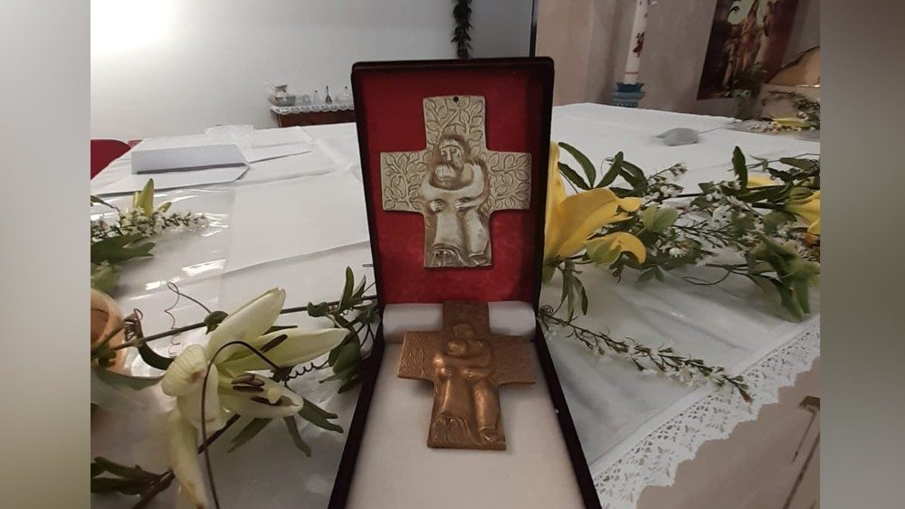 ĐTC tặng Thánh Giá cho Bảo tàng Thánh Giá Quốc tế ở Caltagirone