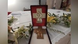 The pectoral cross donated by Pope Francis to the International Crucifix Museum of Caltagirone