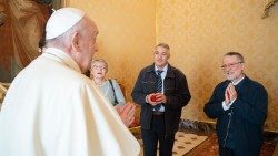 Foto de arquivo: o Papa recebe o sacerdote missionário após sua libertação em outubro de 2020 (Vatican Media)