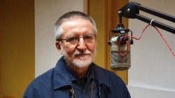 Le père Luigi Maccalli, ici lors de sa visite dans les studios de Radio Vatican en novembre 2020.