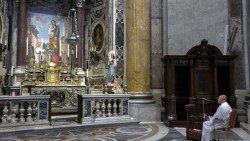 Il cardinale Comastri recita il Rosario nella Basilica di San Pietro (foto d'archivio)