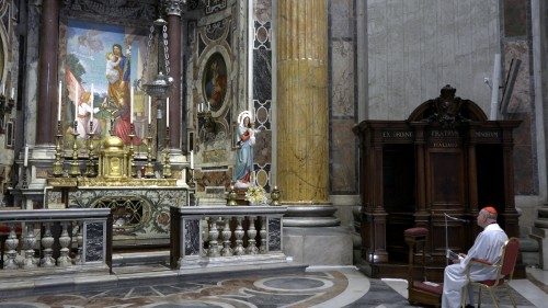 Riprende il Rosario di mezzogiorno recitato dal cardinale Comastri