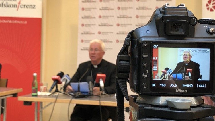 Erzbischof Franz Lackner bei einer Pressekonferenz