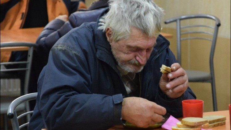 아르헨티나의 노체 데 카리다드와 호가르 데 나자렛의 주요활동인 노숙자들을 위한 음식, 환대, 휴식 제공