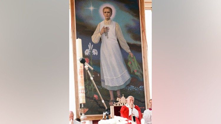 Saint Jean-Paul II lors de la messe de béatification de Karolina Kόzka, à Tarnów  en Pologne, le mercredi 10 juin 1987.