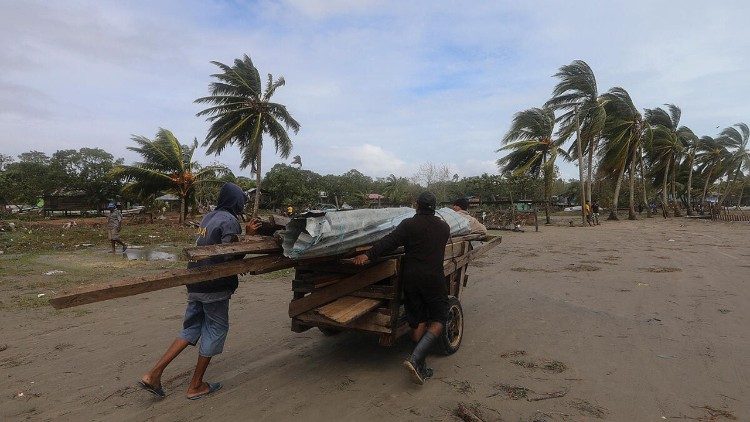 Nicaragua, des habitants après le passage de l'ouragan Eta en 2019