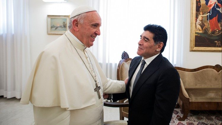 Franziskus mit dem 2020 verstorbenen argentinischen Fußballer Diego Maradona