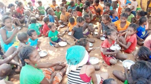 Dans la sécheresse de Madagascar, la consolation du repas pascal