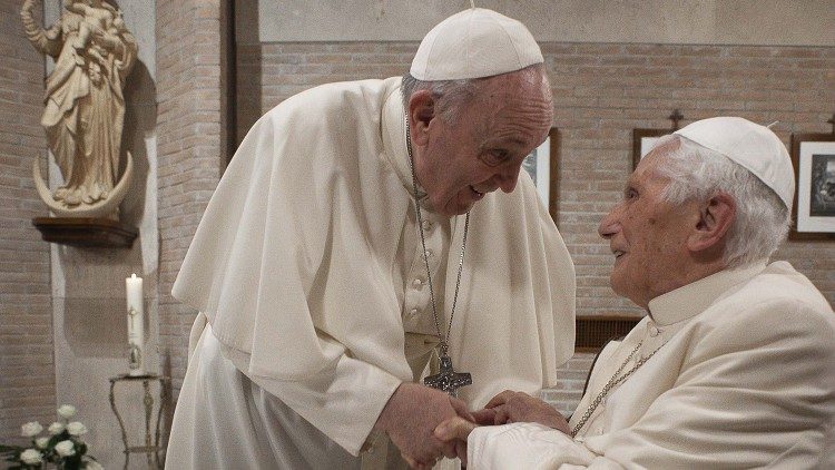 프란치스코 교황과 베네딕토 16세 전임교황의 인사 (2020년 11월)