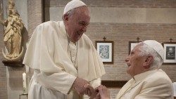 Papst Franziskus und der emeritierte Papst Benedikt XVI. bei einer Begegnung 2020