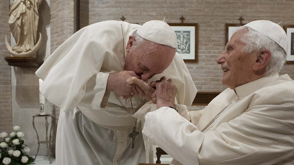 Návštěva nových kardinálů u emeritního papeže