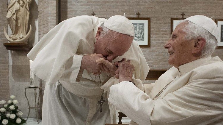 Amtierender und emeritierter Papst unterstützen sich: Franziskus (links) schrieb nun ein Vorwort zu einem Buch seines Vorgängers, Benedikt XVI. (rechts) - Aufnahme von 2020