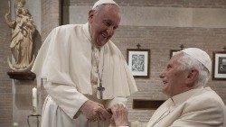 教皇フランシスコと名誉教皇ベネディクト16世　写真：2020年11月