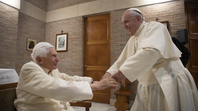 Përshëndetja e Benediktit XVI me kardinajtë
