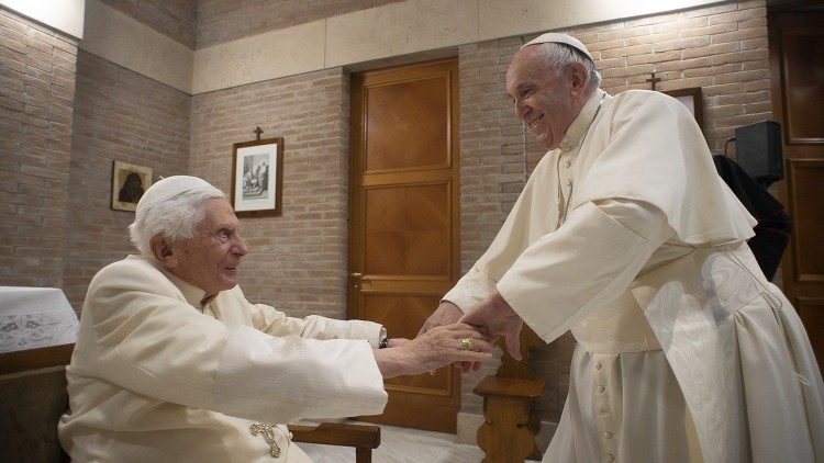 Bento XVI e Francisco no Mosteiro Mater Ecclesiae, em 28.11.2020, na saudação dos novos cardeais ao Papa emériro (Imagem de arquivo)