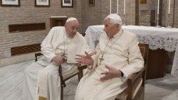 Папа Франциск с покойния почетен папа Бенедикт XVI