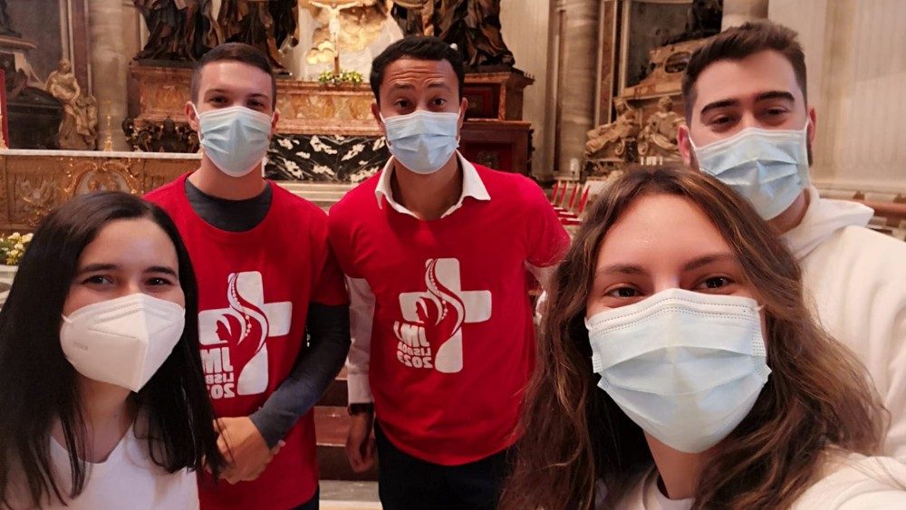 Jóvenes de Portugal en la entrega de los símbolos de la JMJ, noviembre 2020, Basílica Vaticana.