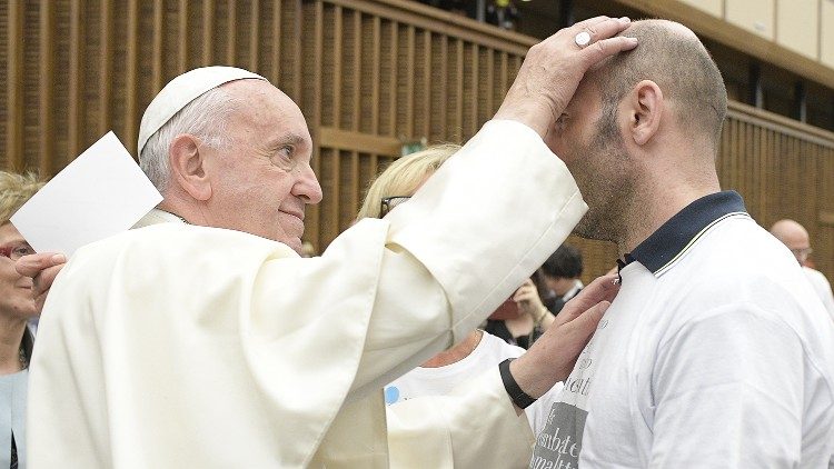 O Papa Francisco com pessoas que sofrem da Doença de Huntington